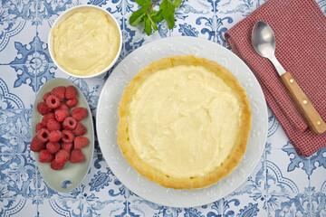 préparation d'une délicieuse tarte aux framboises entières, ingrédients sur table