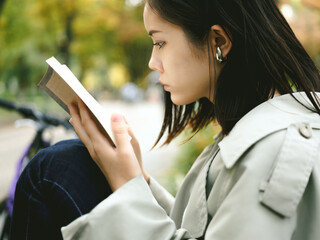 公園で読書をする女性