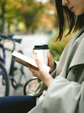 コーヒーと本を持って公園へ