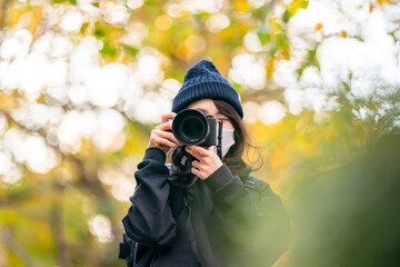 Fototapeta premium 紅葉・若い女の子