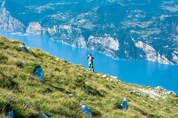 Wanderung auf den Monte Altissimo di Nago am Gardasee - Panoramablick eines Wanderers Richtung Süden, Limone