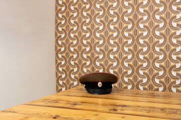 Cappello, militare, tavola, abitazione, camera, interno, boschi, design, di legno, sedia, bocce,...