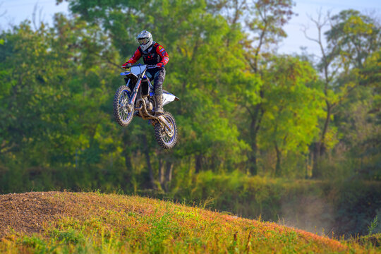 Yamaha YZ 250 MX 2019 jumping over a tabletop