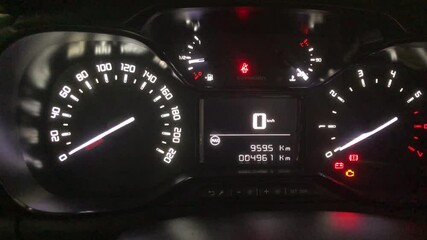 Mise en route d'un tableau de bord de voiture avec compte tour, voyants indicateur vitesse