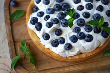 Delicious tart with cream cheese and blueberries.