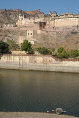 Lago Mahota y Fuerte Amber en los alrededores de la ciudad de Jaipur en Rajastán, India