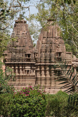 Fototapeta premium Templos construidos en los hjardines de Mandore en la ciudad rajastani de Jodhpur en India