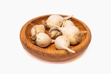 White garlic in a wooden bowl.