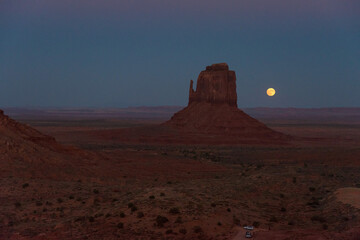 Fototapeta na wymiar Full moon over the famous Monument Valley in Arizona