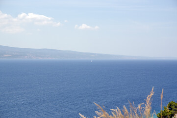 Morze błękitna woda góry na horyzoncie kompozycja w błękitnych odcieniach