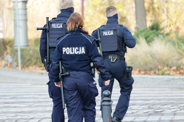 Polska policja pilnuje porządku w dużym mieście w czasie święta niepodległości.  - obrazy, fototapety, plakaty