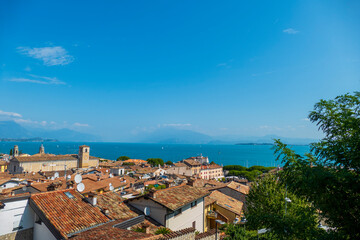 Fototapeta na wymiar Blick über die Dächer von Desenzano auf den Gardasee
