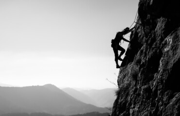 silueta de una chica escalando una montaña