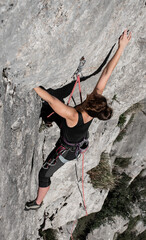 chica escalando una pared de roca