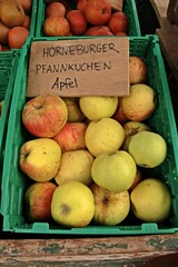 Horneburger Pfannkuchenäpfel in einer Obstkiste mit Schild