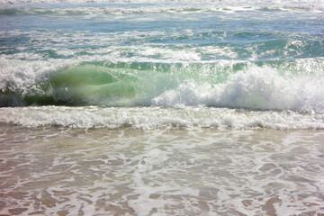 olas rompientes y espuma marina en la orilla del mar