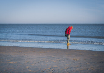 Mężczyzna wpatrujący się brzeg morza
