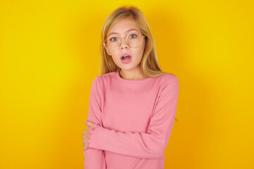 Fototapeta premium Shocked embarrassed MODEL keeps mouth widely opened. Hears unbelievable novelty stares in stupor