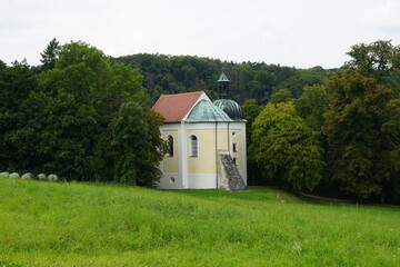 Die Frauenbergkapelle, eine barocke Kirche nahe der Benediktinerabtei Weltenburg an der Donau