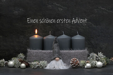 Adventsdekoration: Graue Kerzen mit Wichtel zum ersten Advent.