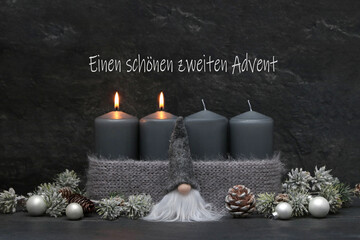 Adventsdekoration: Graue Kerzen mit Wichtel zum Zweiten Advent.