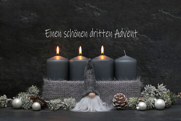 Adventsdekoration: Graue Kerzen mit Wichtel zum dritten Advent.