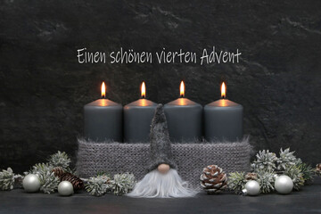 Adventsdekoration: Graue Kerzen mit Wichtel zum vierten Advent.