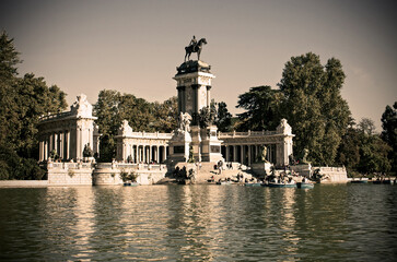 Fototapeta na wymiar Emblematic monument and pond in the city of Madrid, Spain