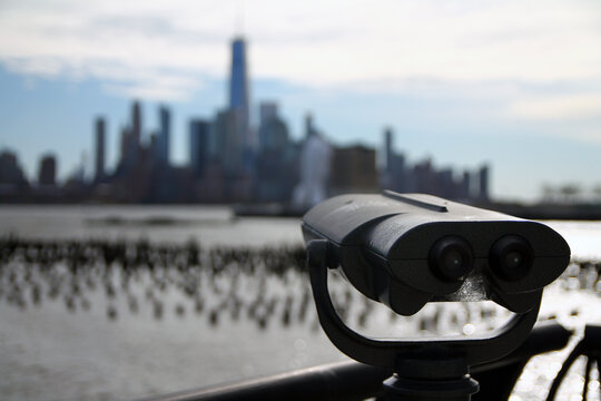 The binoculars which point towards downtown New York City from the other side of the river