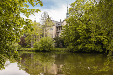 Obraz premium castle in the park with reflections in the water
