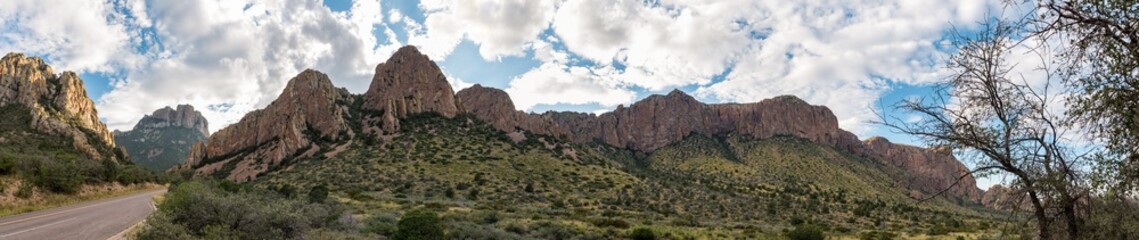 Fototapeta premium Famous panoramic view of the Chisos mountains in Big Bend NP
