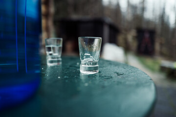 Mit Freunden draußen Schnaps und Alkohol trinken