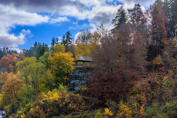 Aussichtspunkt im bunten Herbstwald
