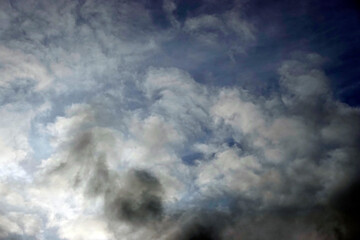 Fototapeta na wymiar Wolken am bedeckten Himmel