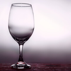 Copa vacía sobre madera