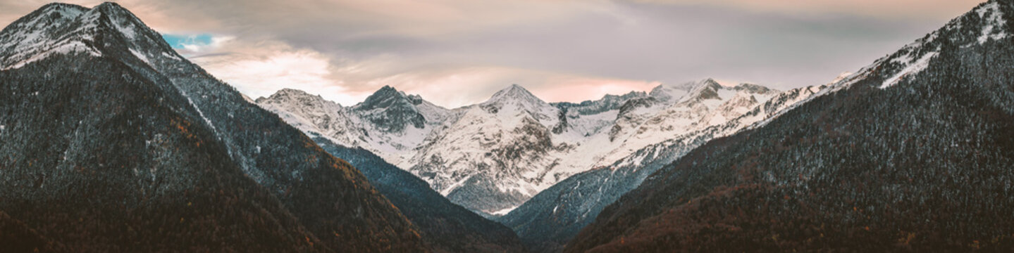 Panoramic view of the Pyrenees in winter. You can see the Aneto.