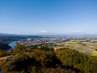 Obraz premium 秋晴れの青空と神通川に囲まれた広大な富山平野