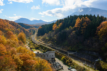 Fototapeta na wymiar 山と紅葉と鉄道