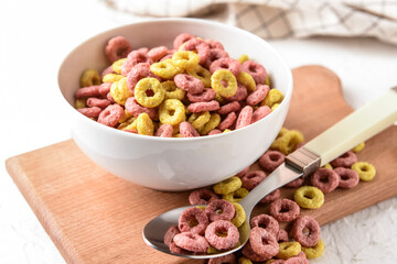 Bowl with crunchy corn flakes rings on table