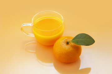 오렌지 주스와 오렌지
