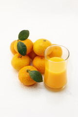 신선한 오렌지와 주스
