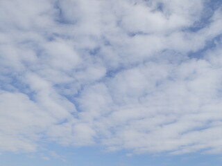 青空と白い雲—背景
