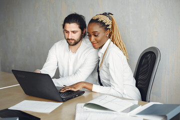 Obraz premium Mixed businesspeople working at the office