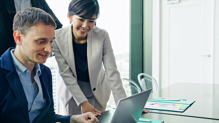 ミーティングする多国籍グループ　グローバルビジネス　スローモーション　サークルショット 