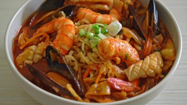 Jjamppong -  Korean Seafood Noodle Soup - Korean food style