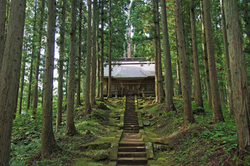 福島県の小さな村落の静かなお社 © 月形 智記