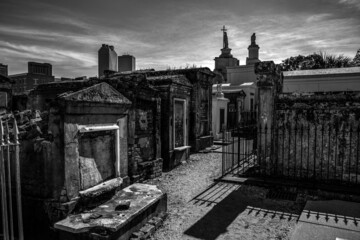 Scenic graveyard in New Orleans, Louisiana - obrazy, fototapety, plakaty
