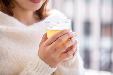 テラス席でビールを飲む女性　beer