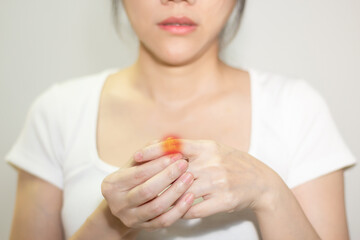 Naklejka premium Female clamp finger and feel pain at joint in inflaming