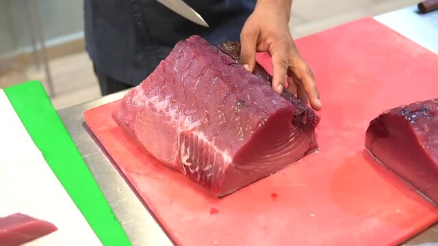 Fishmonger cutting bluefin tuna, getting ootoro and chutoro